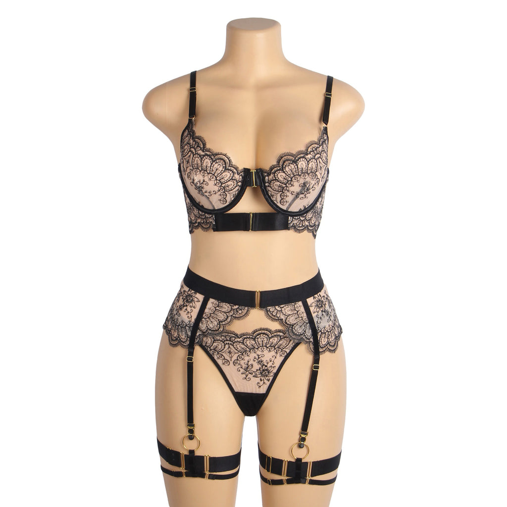 Conjunto de Lingerie Preto em Renda com Ligas - Tamanho M