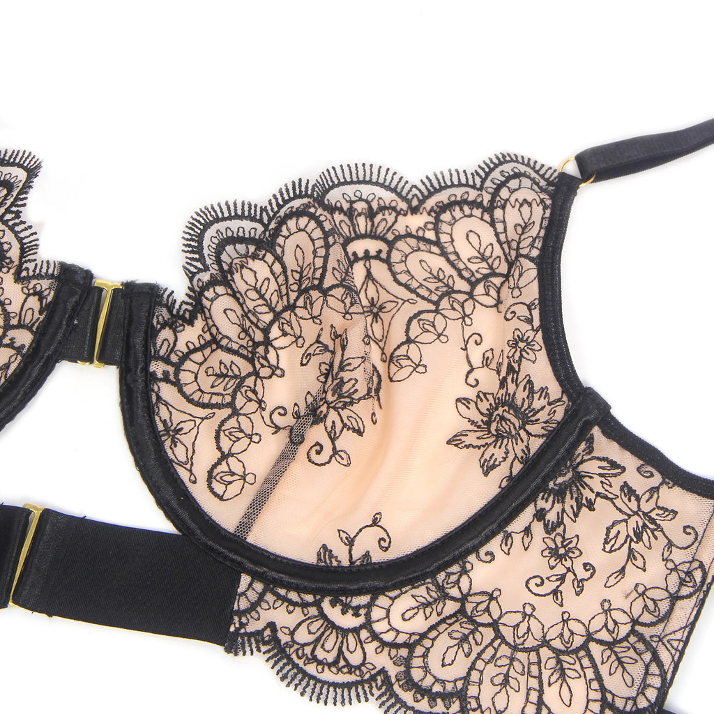 Conjunto de Lingerie Preto em Renda com Ligas - Tamanho M