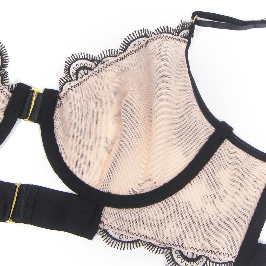 Conjunto de Lingerie Preto em Renda com Ligas - Tamanho M
